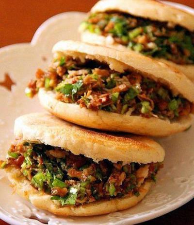 肉夾饃技術培訓班哪家好？飄味緣餐飲技術培訓學校深度解析